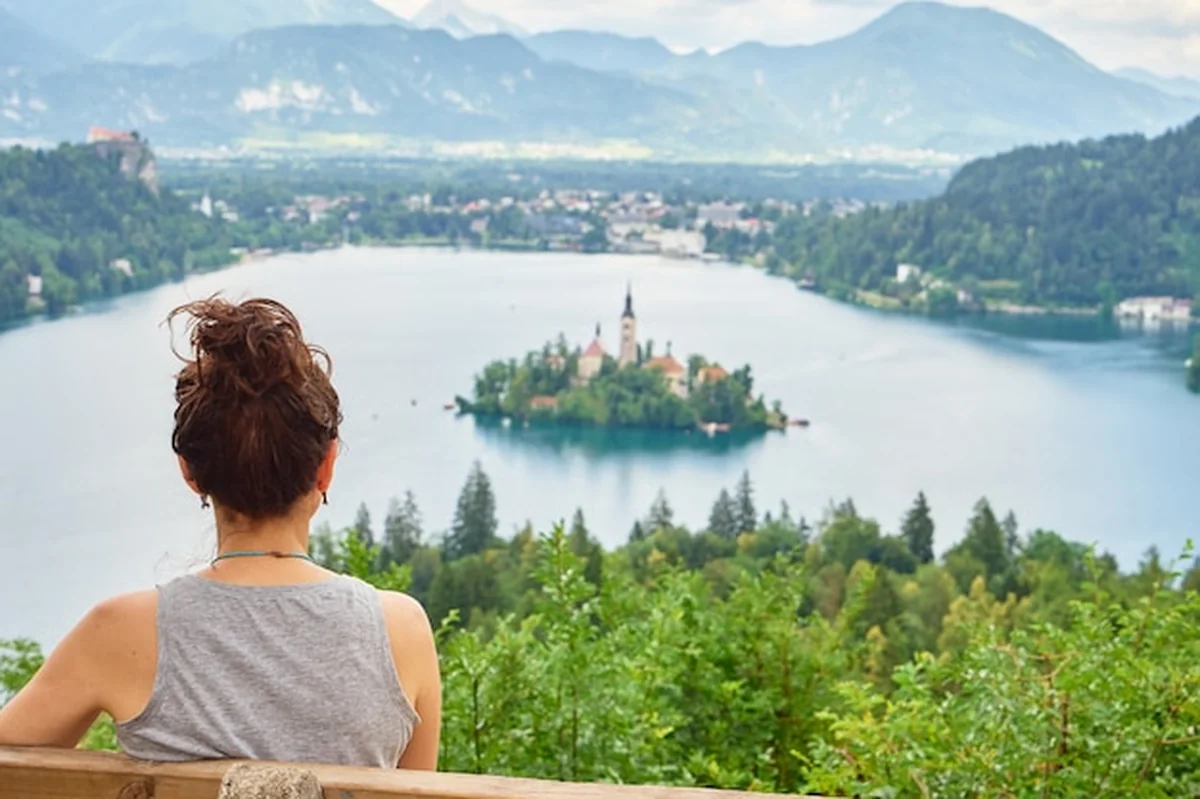 Młoda dziewczyna patrzy na jezioro Bled w Słowenii