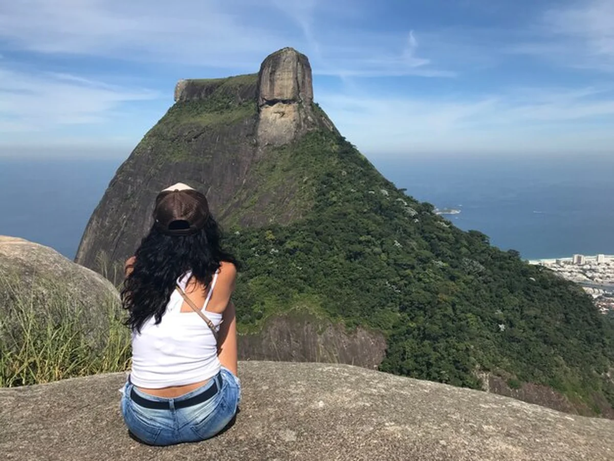 Turysta zwiedzający atrakcje w Rio de Janeiro Ipanema