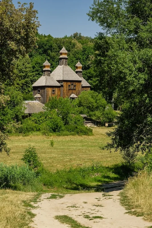 Stary drewniany kościół na tle błękitnego nieba