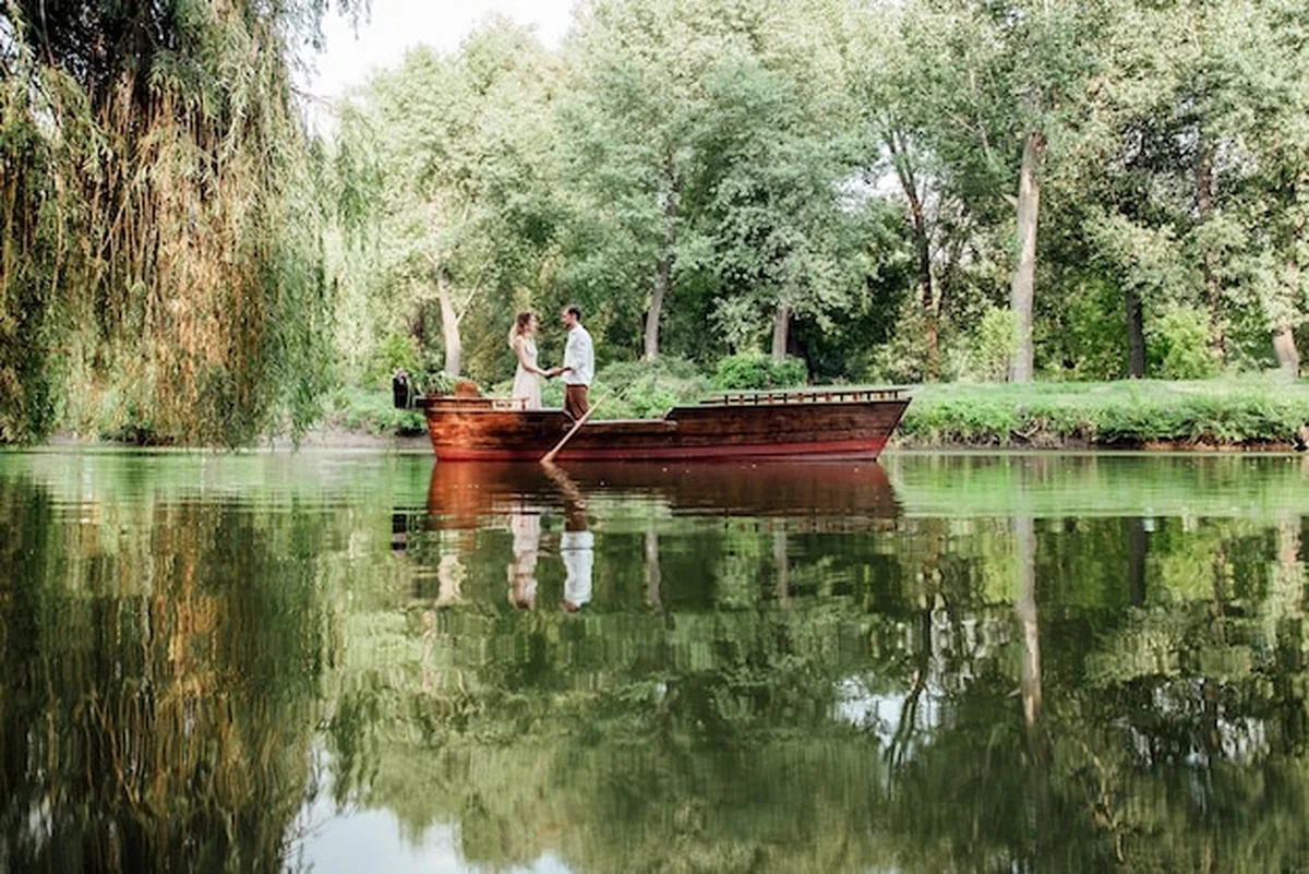 Rejs łodzią po kanałach i zatokach porośniętych dzikimi wierzbami