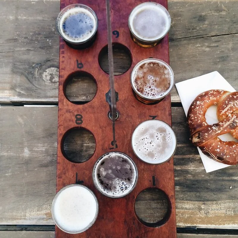 Piwa na drewnianej tacce