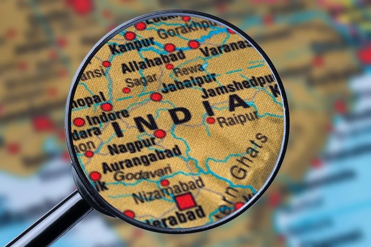 Mapa Indii przez szkło powiększające