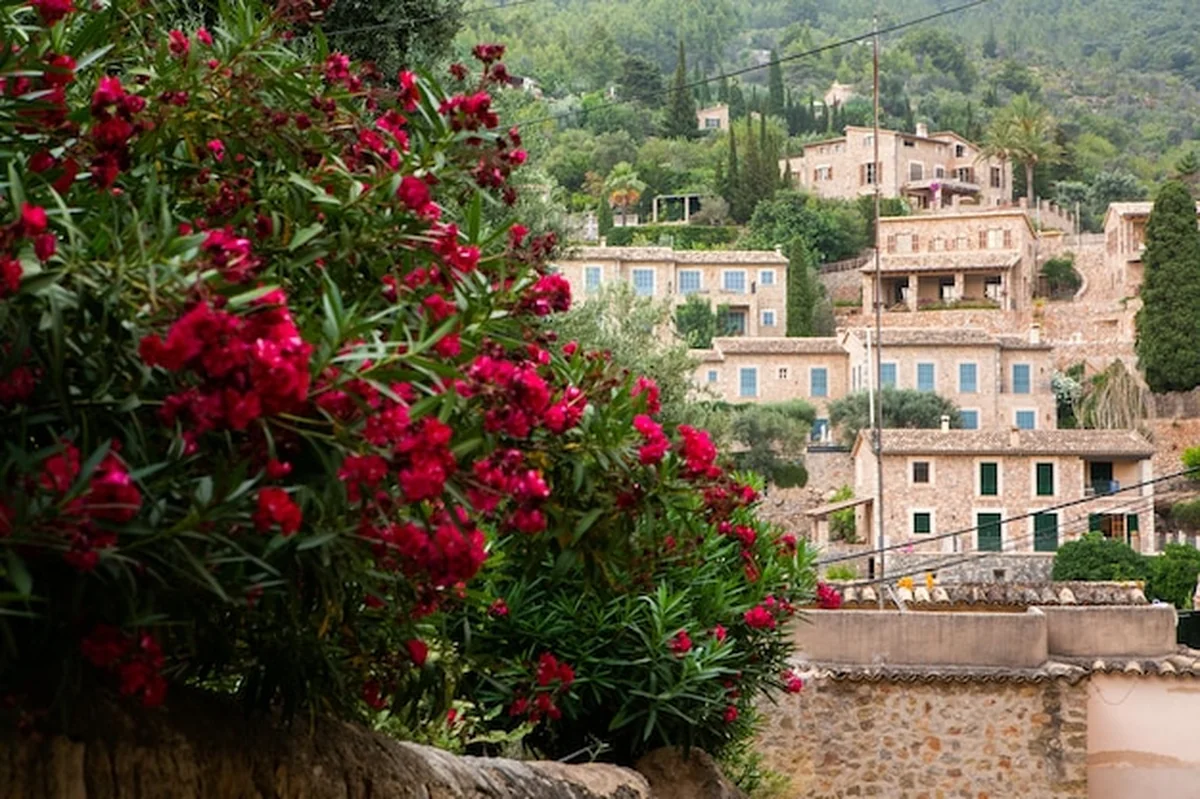 Malownicza hiszpańska wioska Deia na Majorce