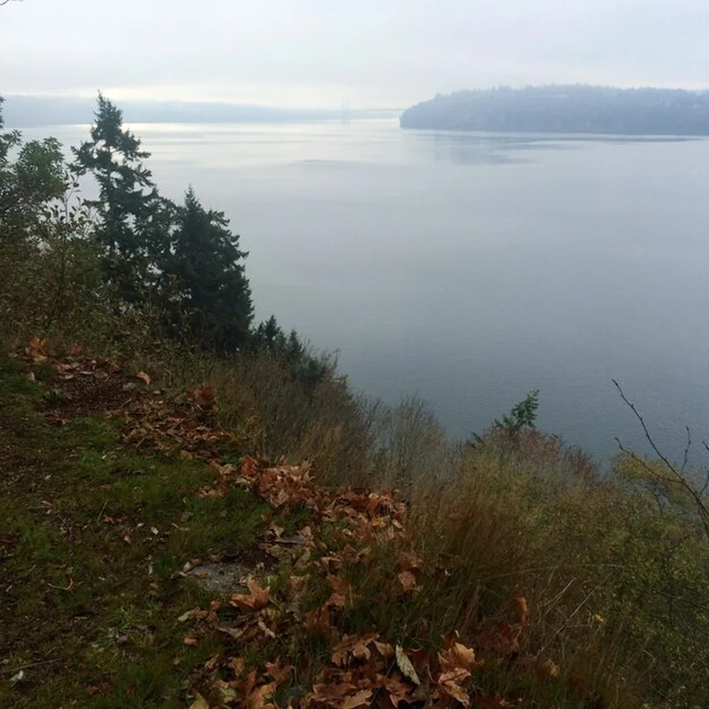 Idylliczny widok jeziora i nieba