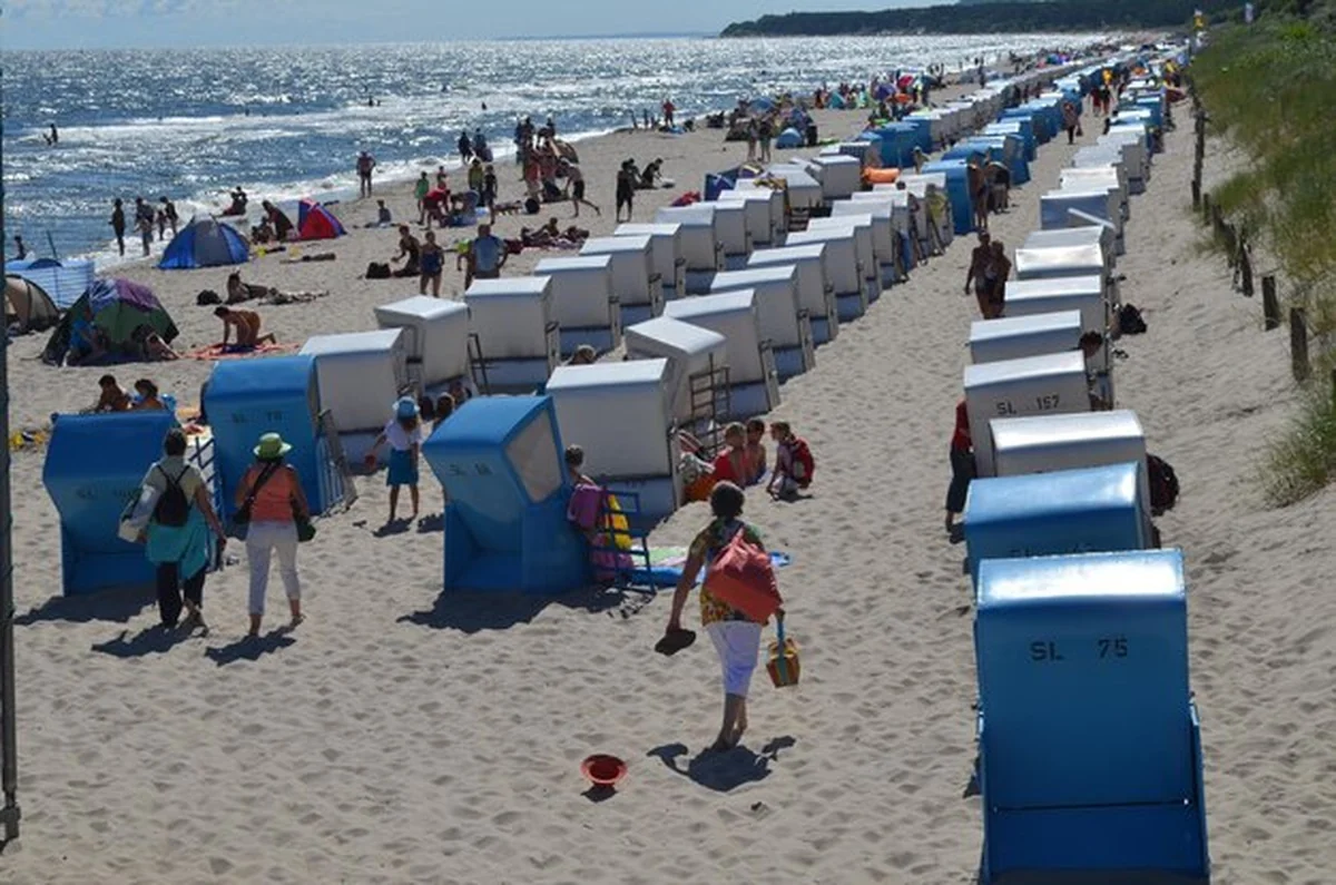 Ludzie na plaży w Giżycku
