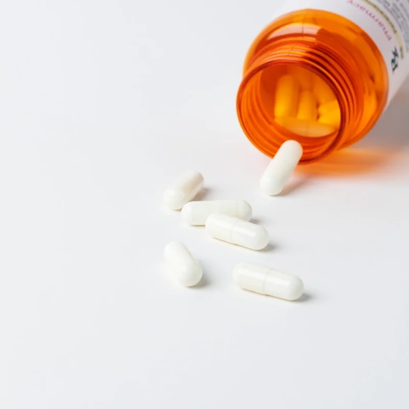 Tabletki na chorobę wirusową wylane z butelki