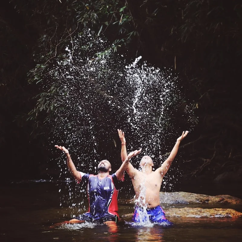 Przyjaciele w jeziorze rozpylają wodę
