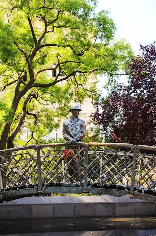 Pomnik Imre Nagy, premiera w Budapeszcie, na tle flagi Węgier