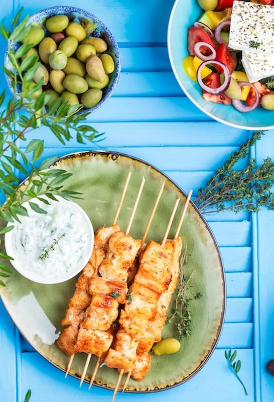 Tradycyjne greckie kebaby z kurczaka souvlaki z sosem tzatziki