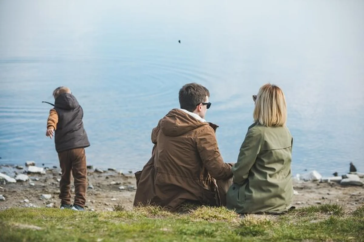 Małe dziecko rzucające kamieniami na plaży
