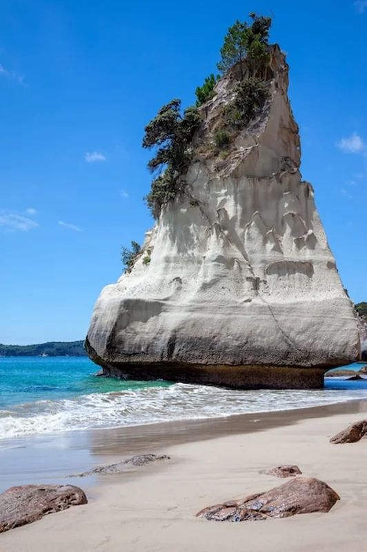 Formacja skalna w Cathedral Cove na półwyspie Coromandel