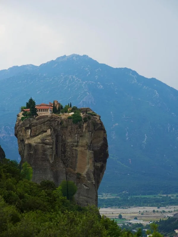 Zamek na górze na tle nieba