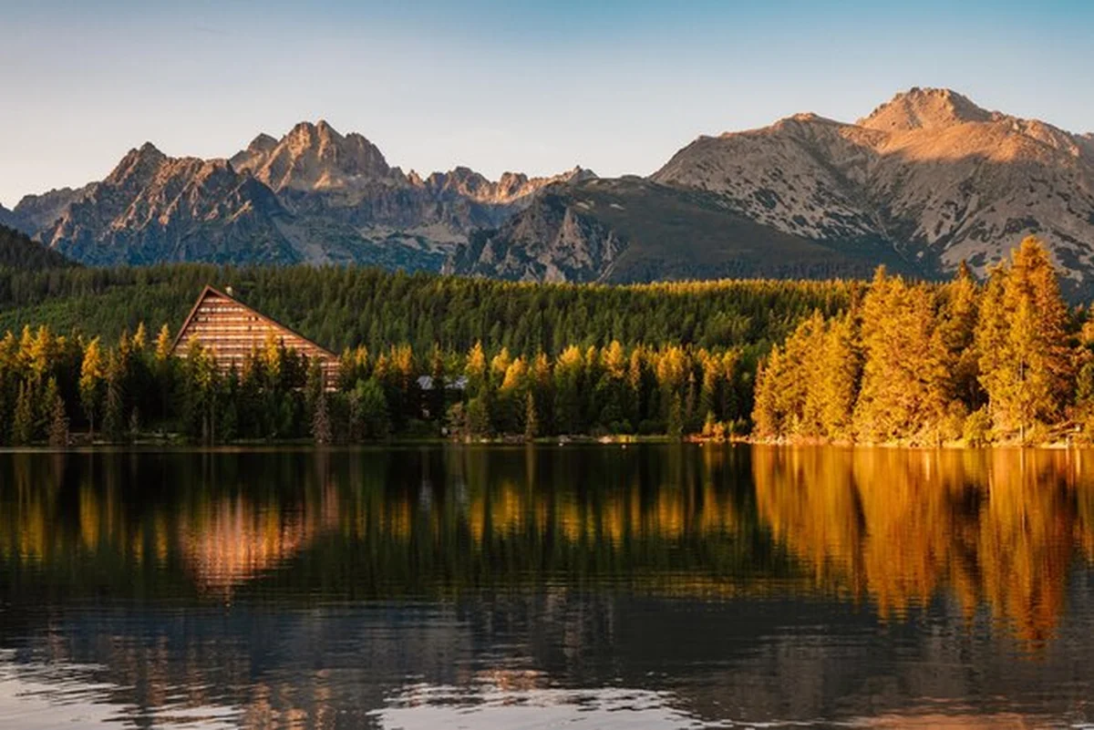 Jezioro górskie Strbske pleso z widokiem na Park Narodowy Wysokich Tatr na Słowacji
