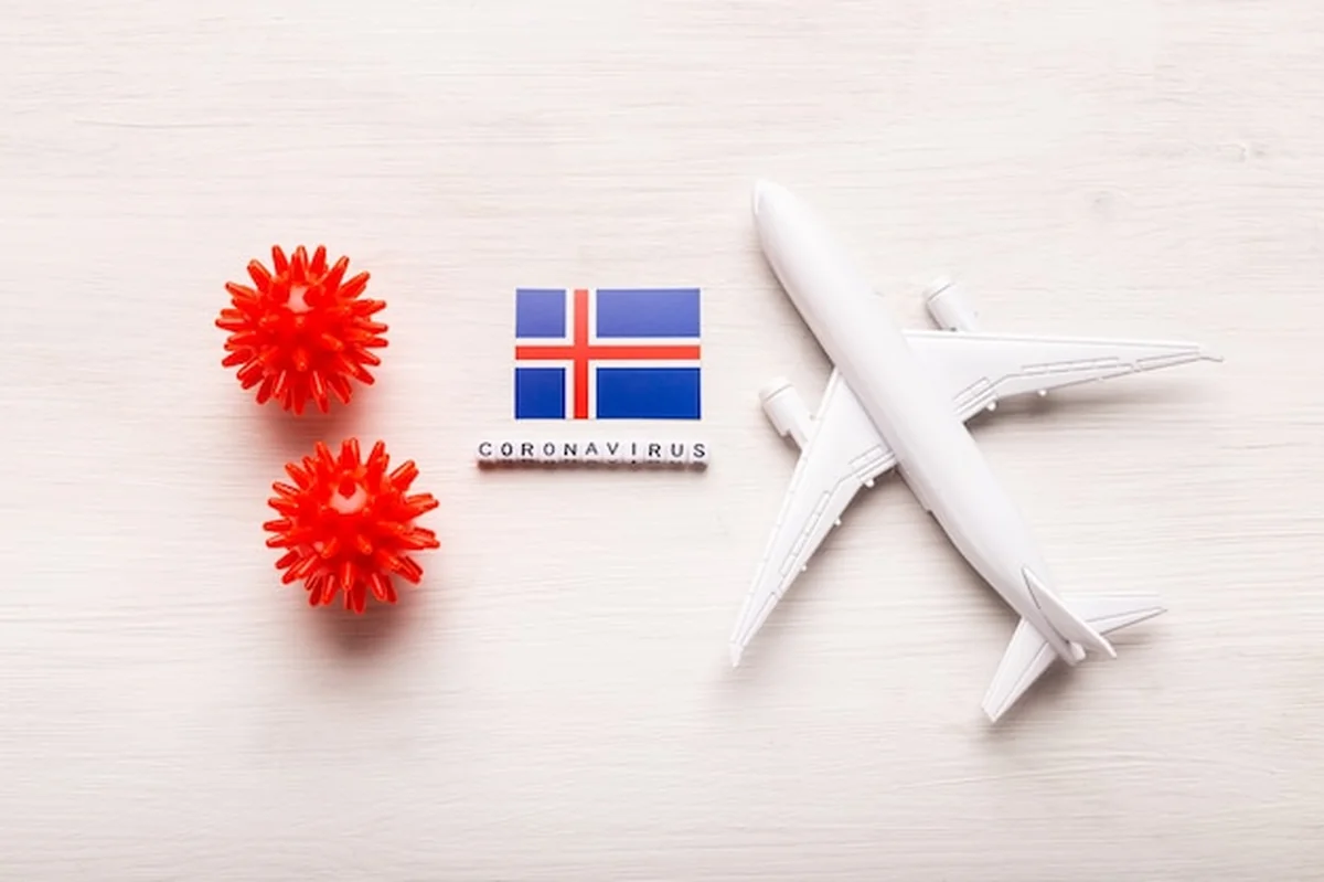 Samolot i flaga Islandii na białym tle