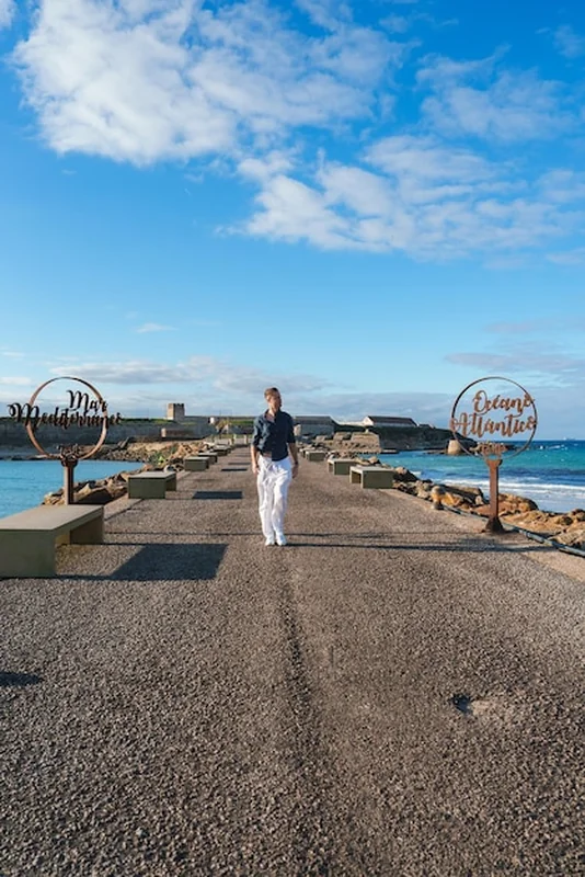 Przejście w Tarifie w Hiszpanii prowadzące do historycznej fortyfikacji