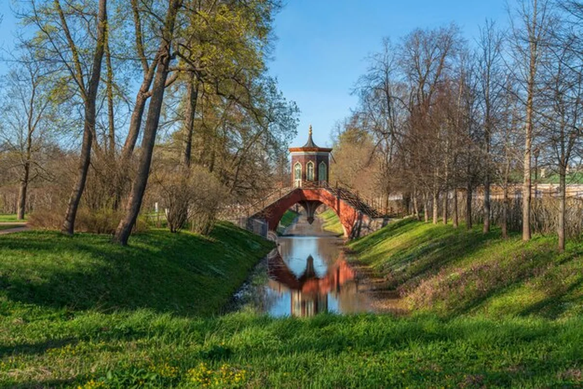 Most krzyżowy w parku Aleksandra w Czarskim Selo w słoneczny wiosenny dzień