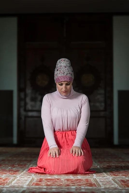 Młoda muzułmanka modli się w meczecie