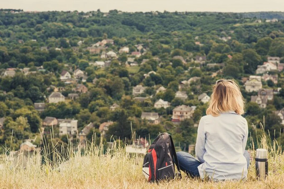 Turystka siedzi na górze