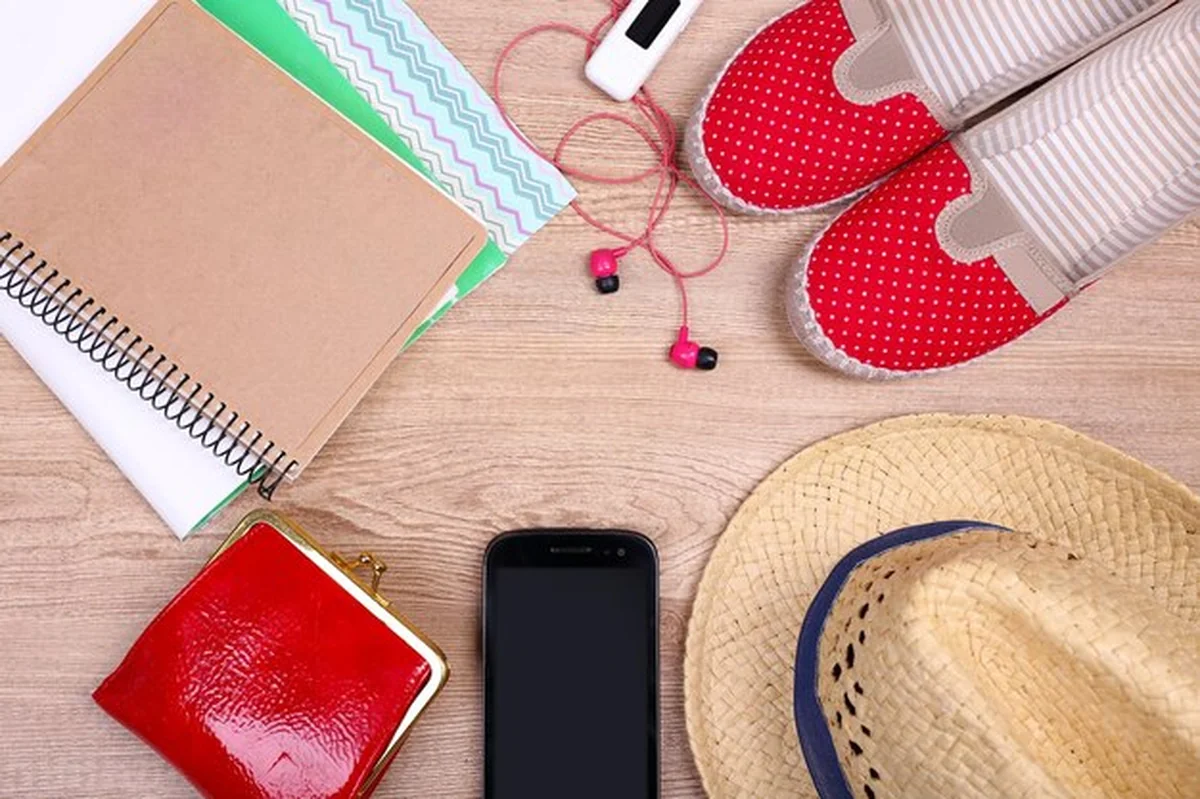 Podróżne przedmioty na drewnianym tle z widokiem z góry