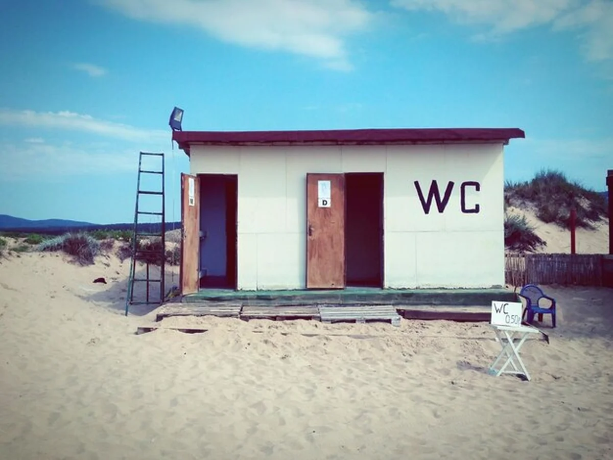 Toalety na plaży pod niebieskim niebem