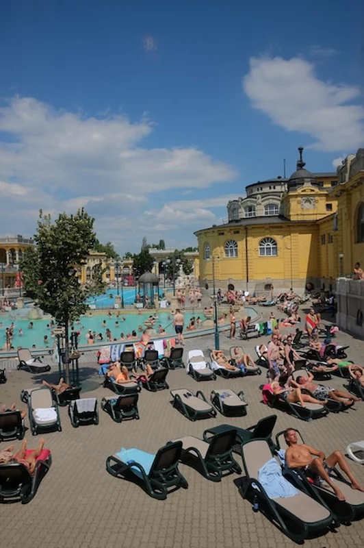 Ludzie odpoczywający przy miejskim basenie w słoneczny dzień