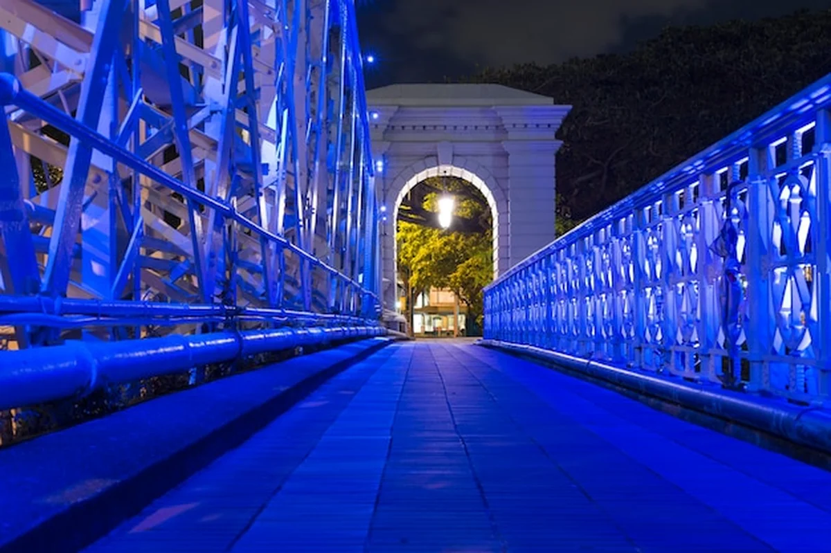 Most Andersona w Singapurze z niebieskim oświetleniem chodnika