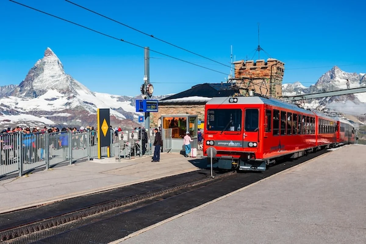Pociąg kolejowy Gornergrat Bahn w Zermatt