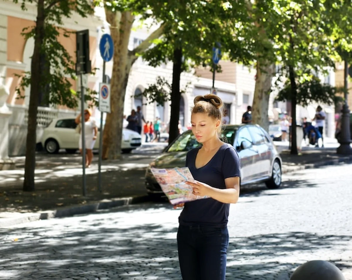 Turystka patrząca na mapę w centrum miasta