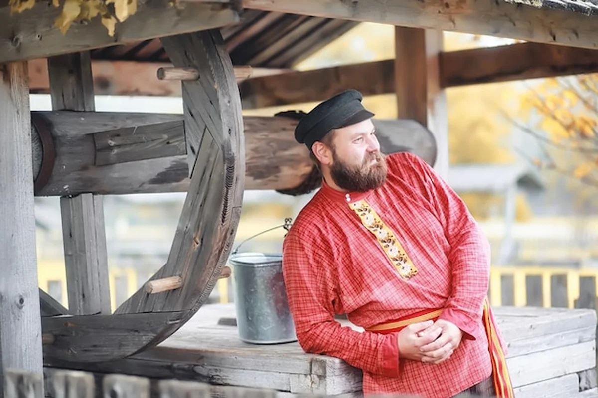 Chłopi w eleganckich szatach na gospodarstwie wiejskim w stylu rustykalnym