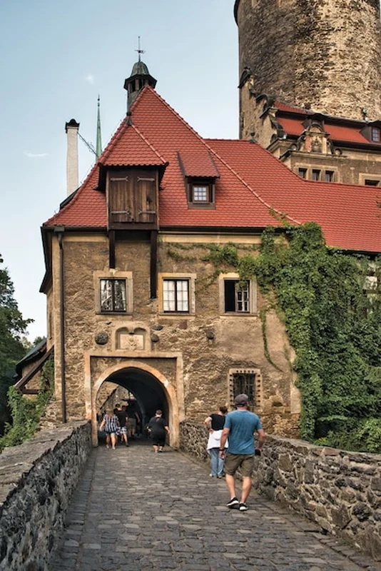 Zamek Czocha w lesistej Polsce na Dolnym Śląsku