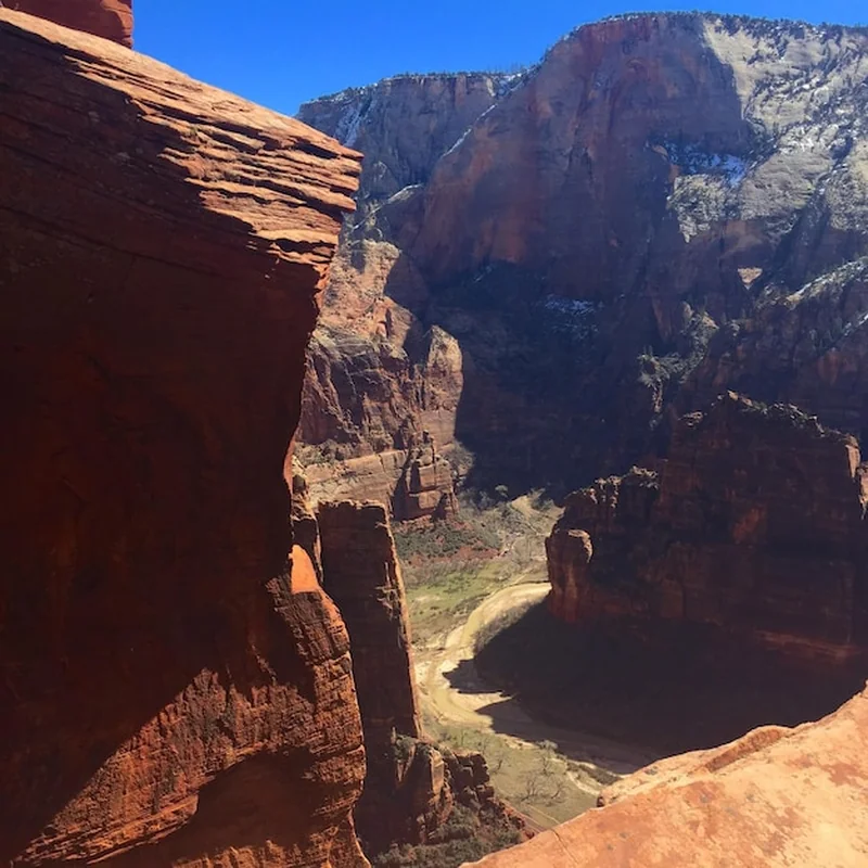 Widok na klify w kanionie