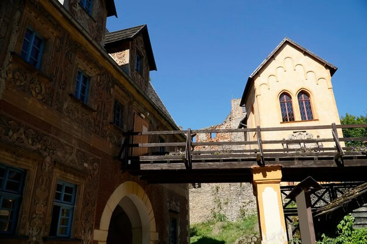 Brama wejściowa do zamku w Grodnie Zagórze Śląskie Polska