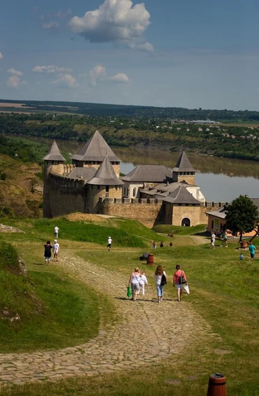 Stary średniowieczny zamek w Chocimiu po południu latem