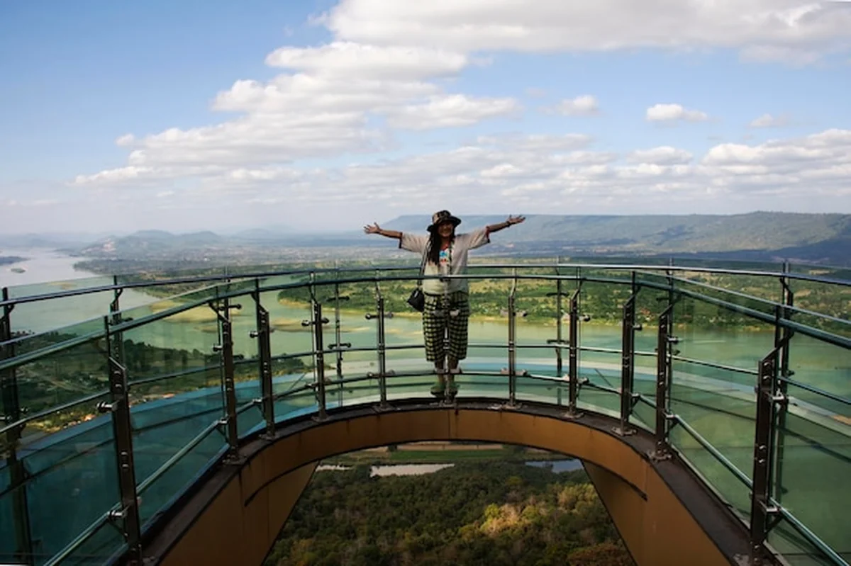 Podróżne tajskie kobiety na szklanym skywalku klifów w świątyni Wat Pha Tak Suea w Tajlandii
