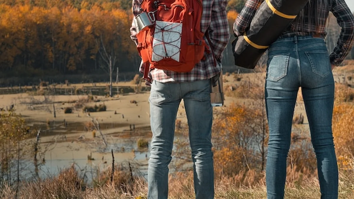 Para z plecakami patrząca na bagno