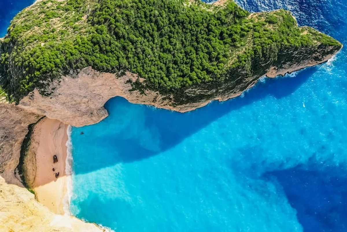 Plaża Navagio na Zakynthos z wrakiem statku i błękitną wodą morską