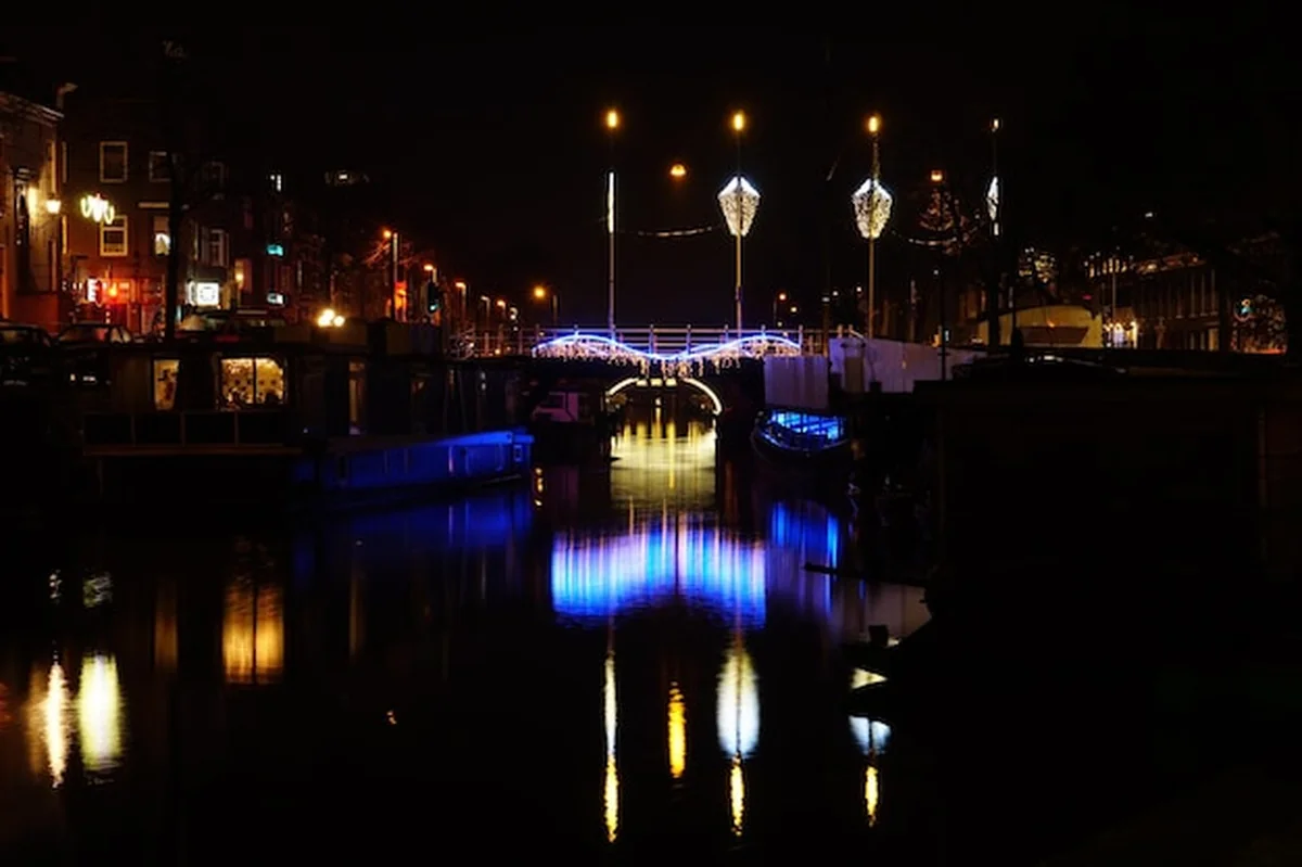 Oświetlone miasto nad rzeką nocą