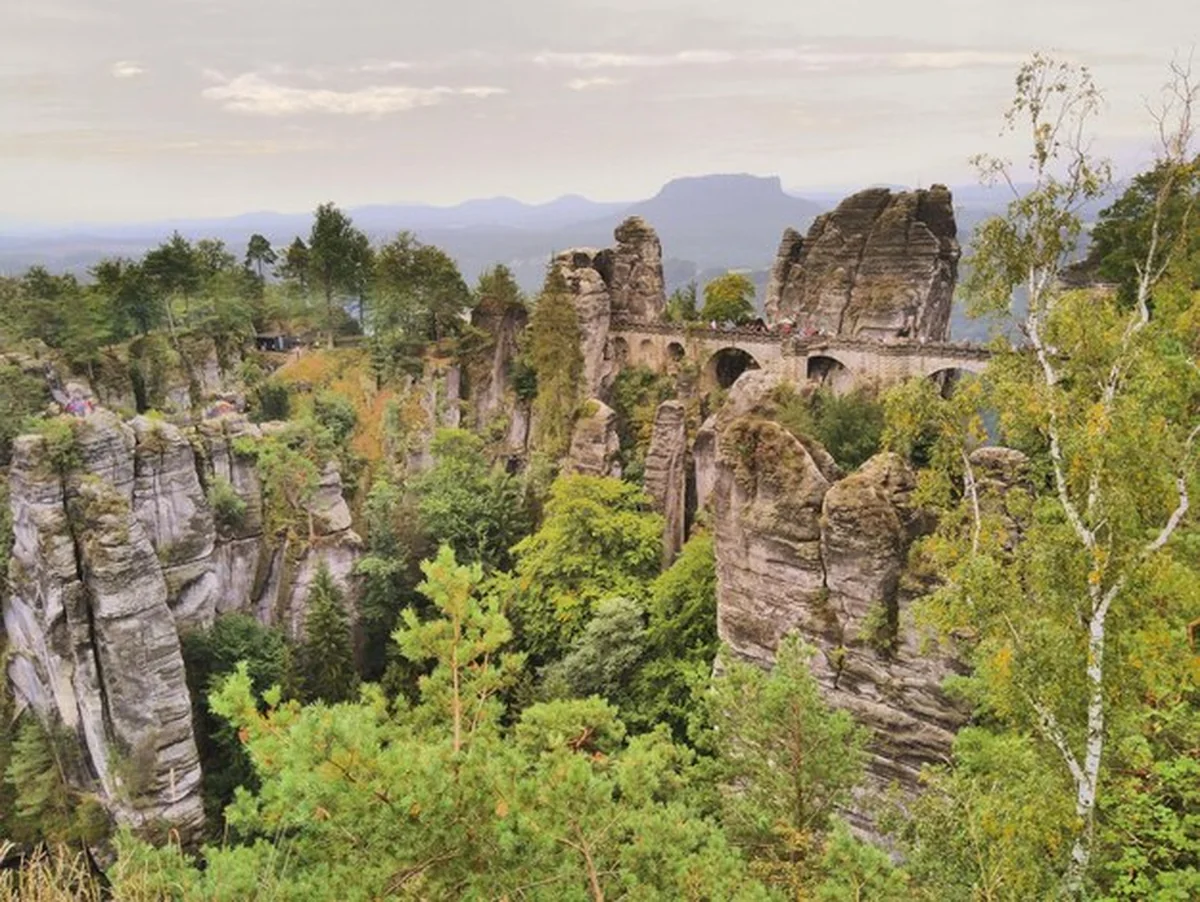 Most Bastei w pięknym krajobrazie