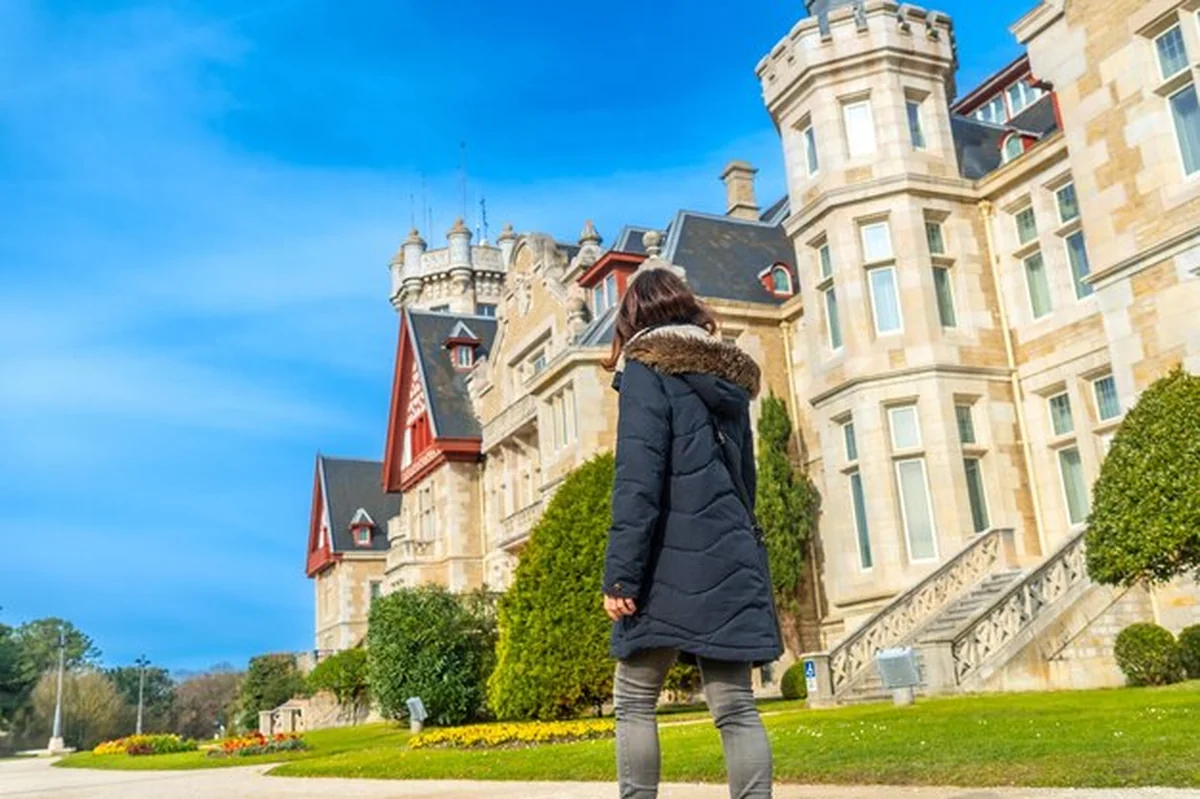 Turystka przechodząca przez Pałac Magdaleny w mieście Santander