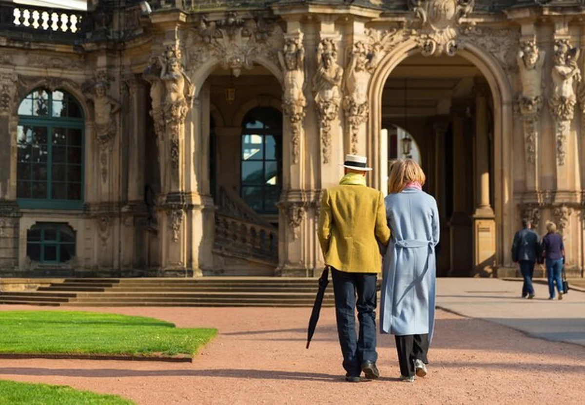 Turyści spacerujący w pobliżu starożytnego budynku