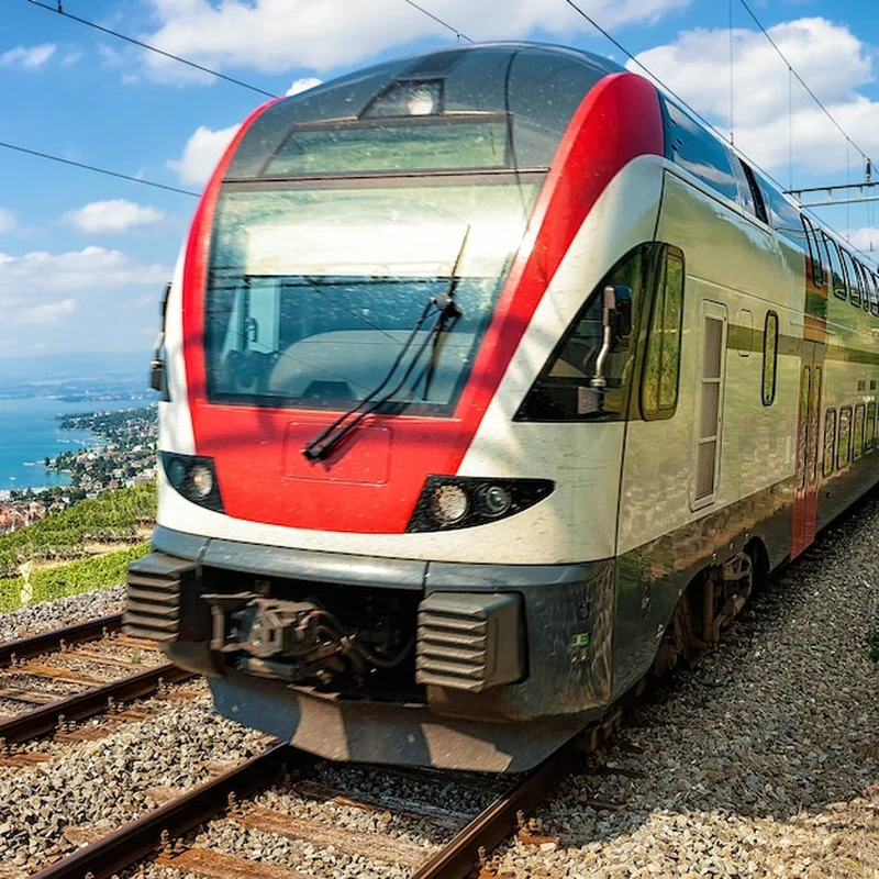 Pociąg na tarasach winnic Lavaux nad Jeziorem Genewskim i Alpami Szwajcarskimi