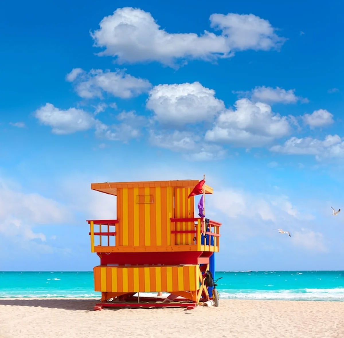 Wieża przeglądająca plażę w Miami na Florydzie