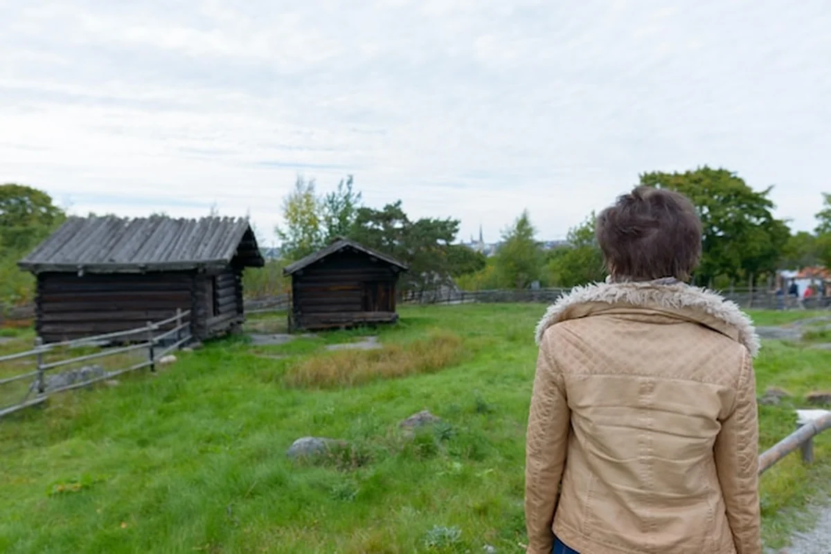 Kobieta na polu pod niebem