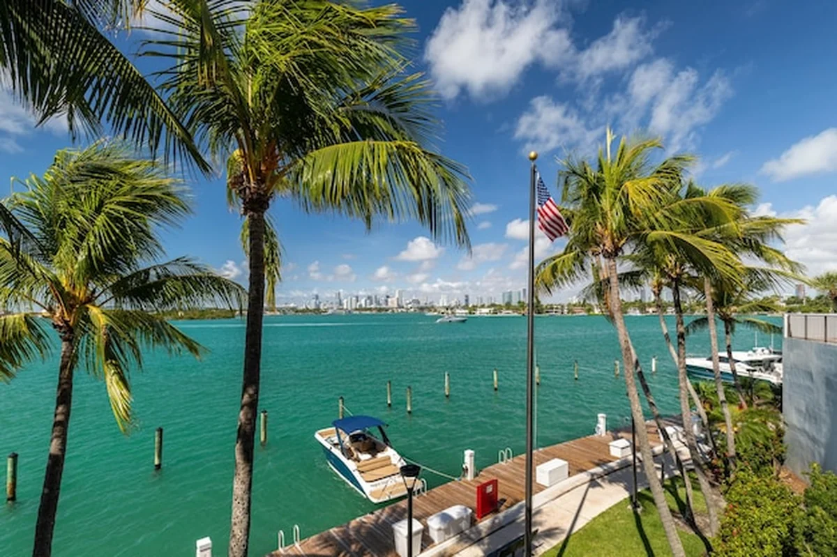 Dron nad luksusowymi domami i budynkami w Miami USA