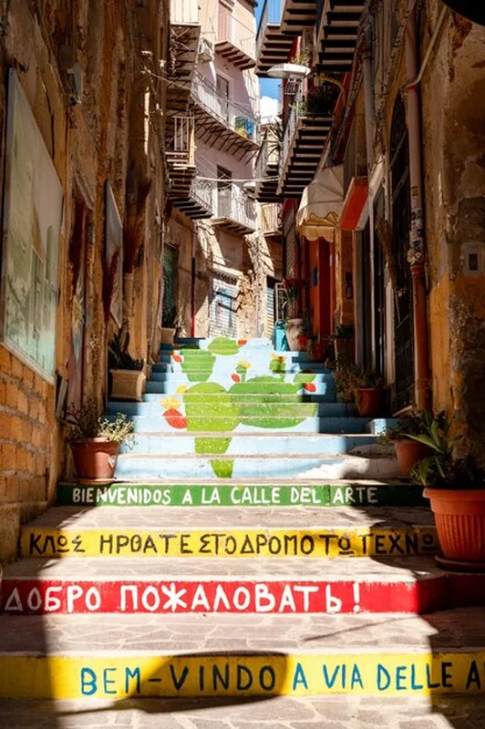 Malownicze ulice i aleje miasta Agrigento na Sycylii we Włoszech