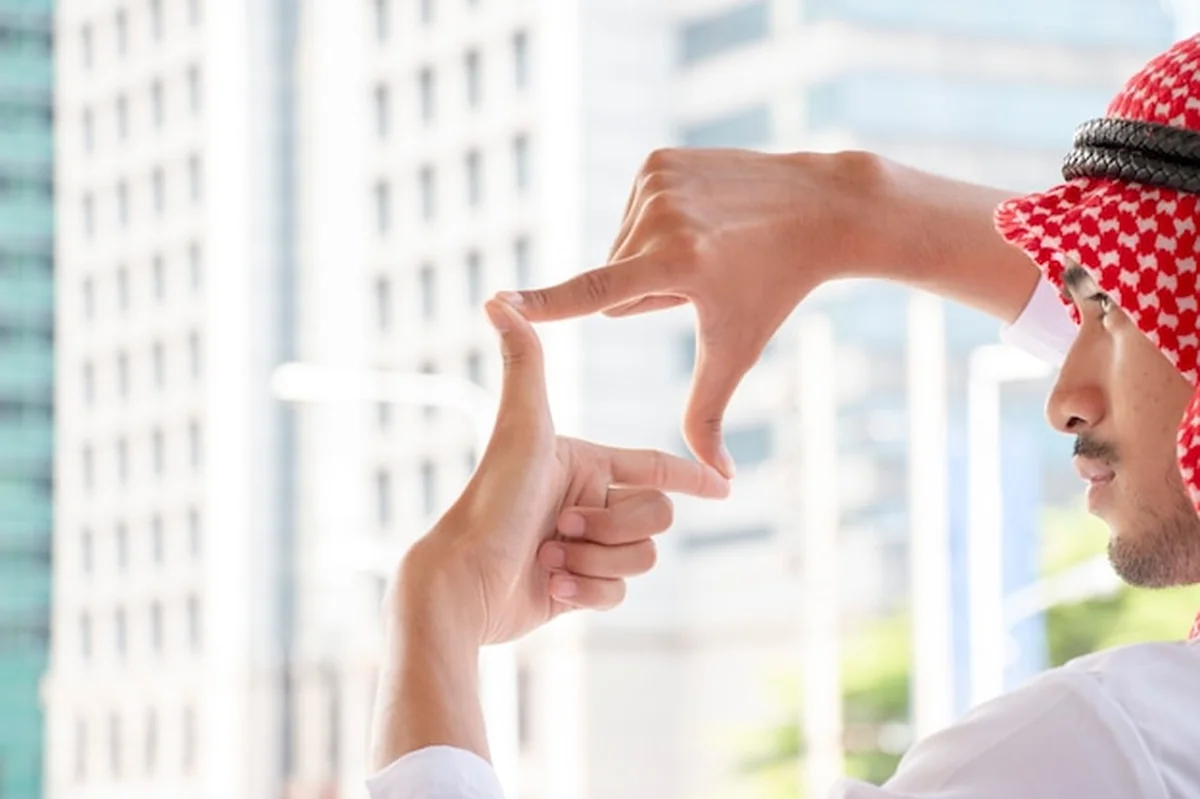 Arabski biznesmen skupiony na pracy