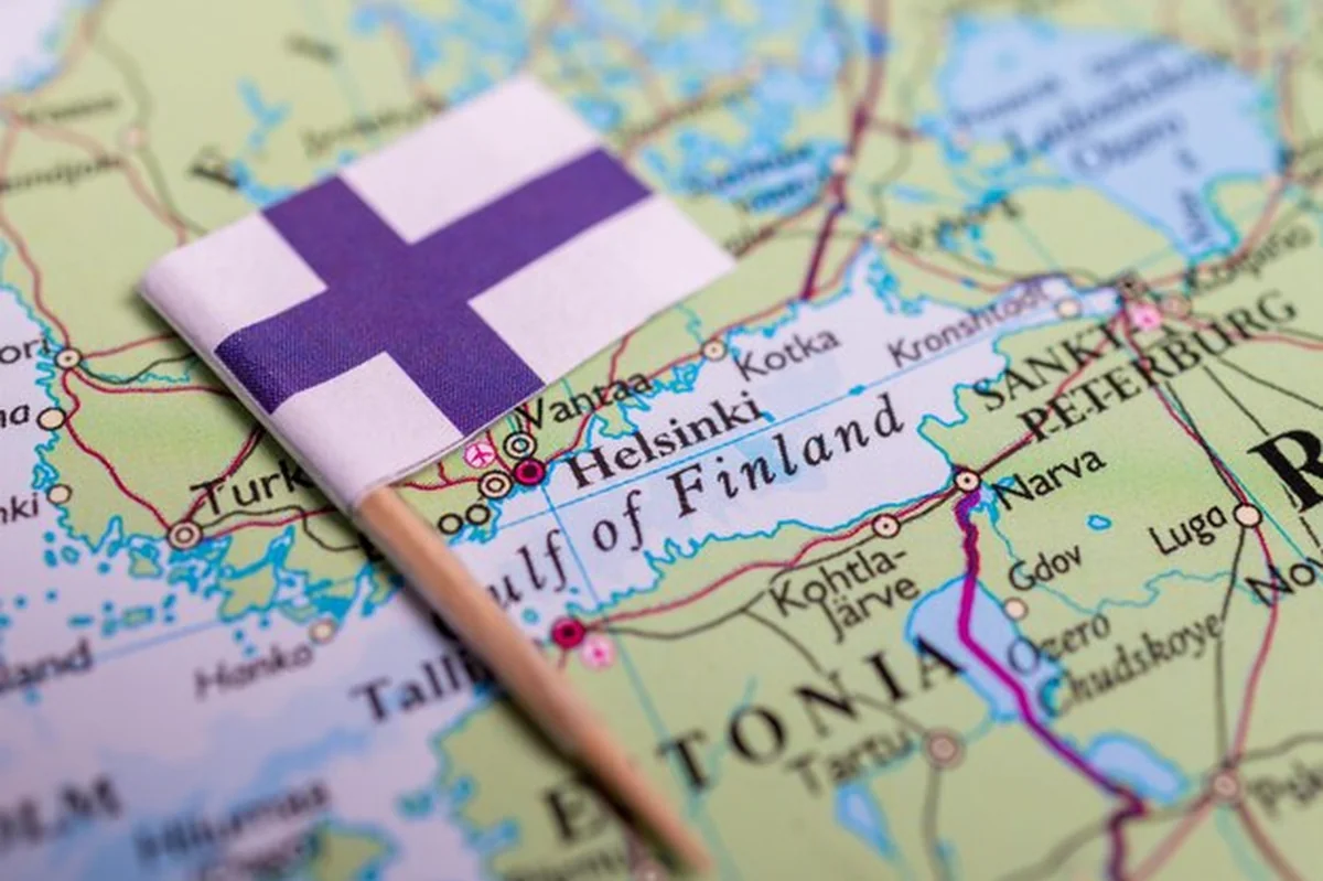 Flaga Finlandii na mapie, Stolica Helsinki z bliska na mapie świata