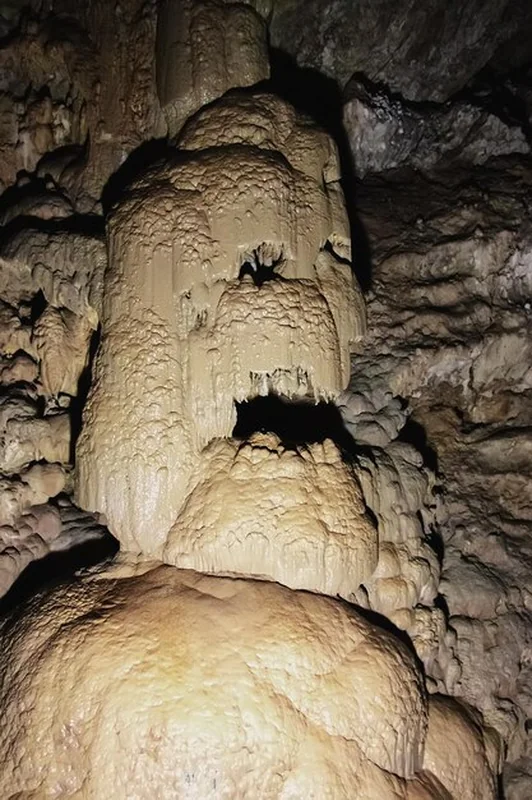 Ludzki wizerunek stalagmitów i stalaktytów w jaskini New Athos w Abchazji