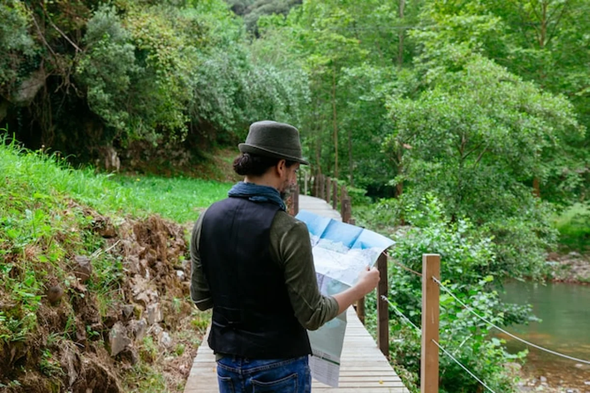 Mężczyzna turysta patrzy na mapę