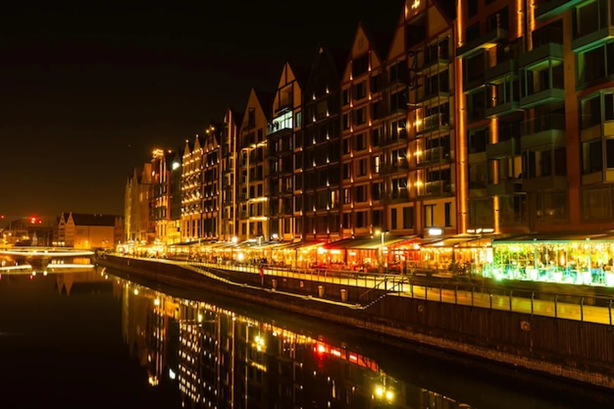 Stare miasto w Gdańsku nocą, rzeka Moltawa w tle